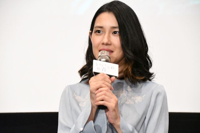 ピンク電話を手にとる横浜流星『いなくなれ、群青』初日舞台あいさつ（25枚目）