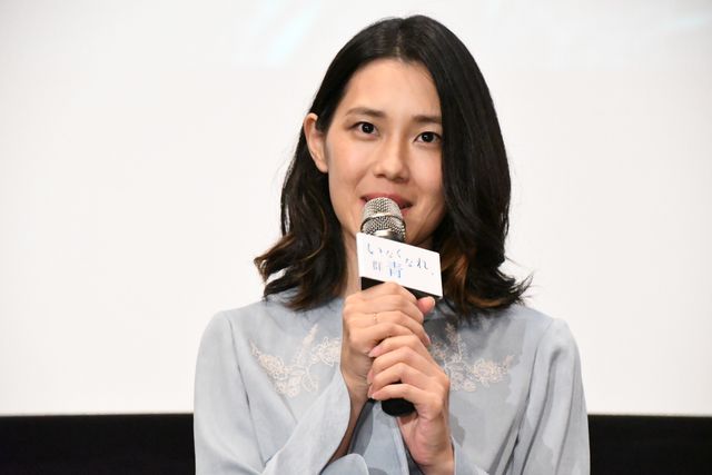 ピンク電話を手にとる横浜流星『いなくなれ、群青』初日舞台あいさつ（26枚目）