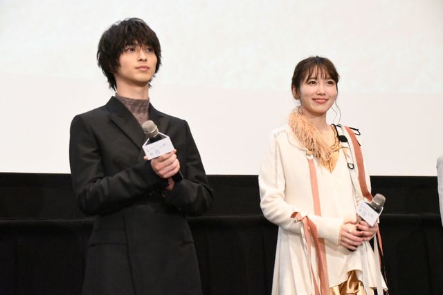 ピンク電話を手にとる横浜流星『いなくなれ、群青』初日舞台あいさつ（27枚目）