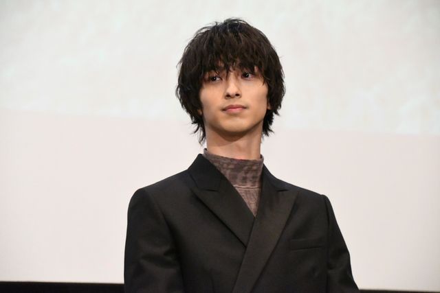 ピンク電話を手にとる横浜流星『いなくなれ、群青』初日舞台あいさつ（28枚目）