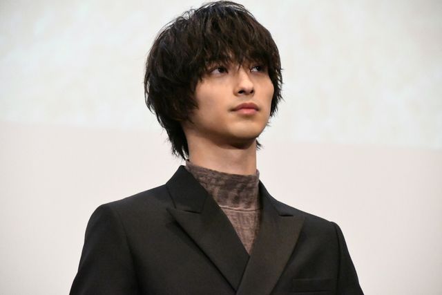 ピンク電話を手にとる横浜流星『いなくなれ、群青』初日舞台あいさつ（29枚目）