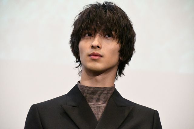 ピンク電話を手にとる横浜流星『いなくなれ、群青』初日舞台あいさつ（30枚目）