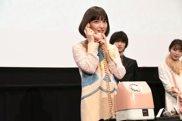 ピンク電話を手にとる横浜流星『いなくなれ、群青』初日舞台あいさつ（32枚目）