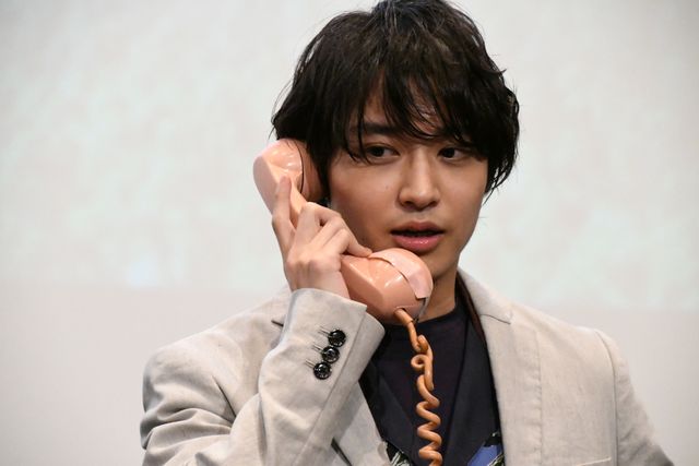 ピンク電話を手にとる横浜流星『いなくなれ、群青』初日舞台あいさつ（33枚目）