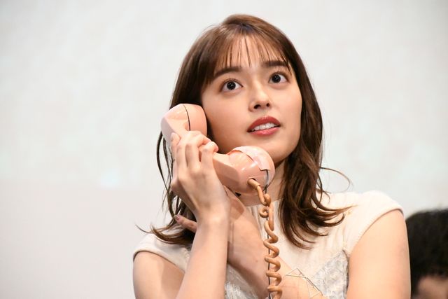 ピンク電話を手にとる横浜流星『いなくなれ、群青』初日舞台あいさつ（34枚目）