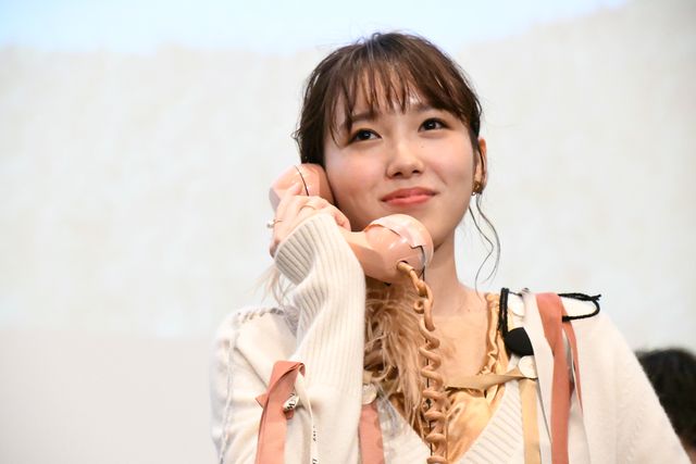 ピンク電話を手にとる横浜流星『いなくなれ、群青』初日舞台あいさつ（36枚目）