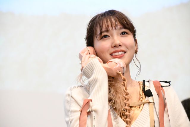 ピンク電話を手にとる横浜流星『いなくなれ、群青』初日舞台あいさつ（37枚目）