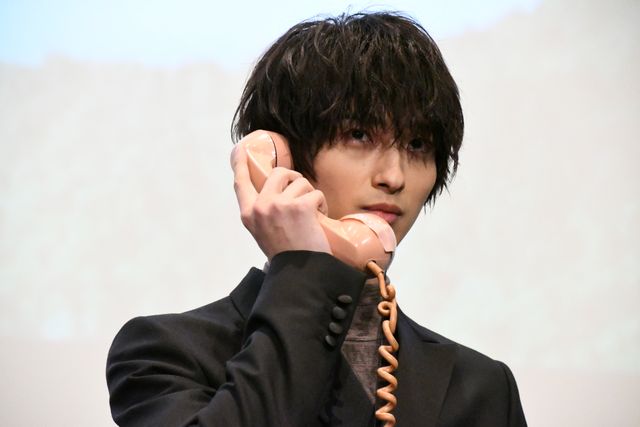 ピンク電話を手にとる横浜流星『いなくなれ、群青』初日舞台あいさつ（38枚目）