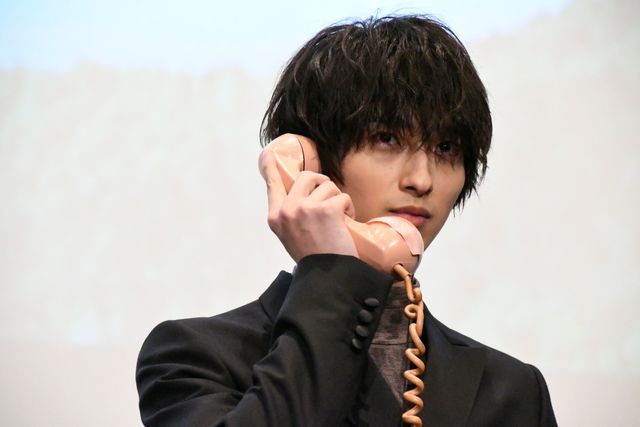 ピンク電話を手にとる横浜流星『いなくなれ、群青』初日舞台あいさつ（39枚目）