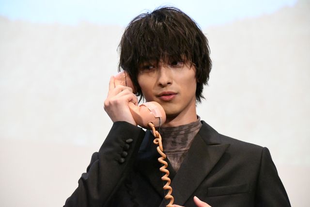 ピンク電話を手にとる横浜流星『いなくなれ、群青』初日舞台あいさつ（40枚目）