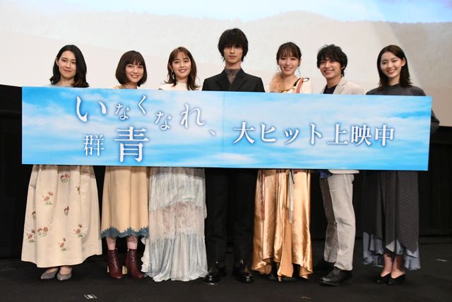 ピンク電話を手にとる横浜流星『いなくなれ、群青』初日舞台あいさつ（41枚目）