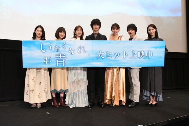 ピンク電話を手にとる横浜流星『いなくなれ、群青』初日舞台あいさつ（42枚目）