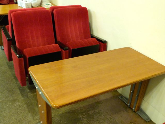 ロビーの赤い椅子&テーブル
