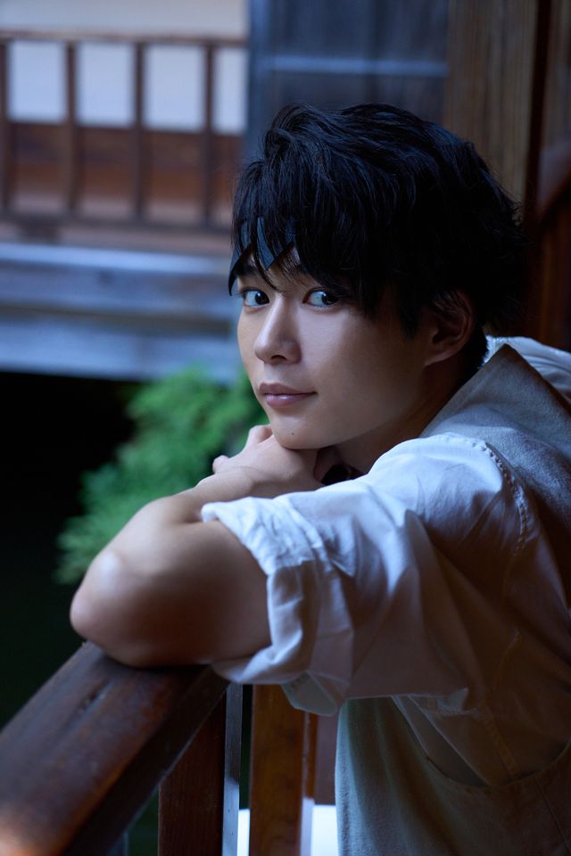 長尾謙杜がカメラ目線！『岸辺露伴　ルーヴルへ行く』メイキング＆オフショット15点：フォトギャラリー