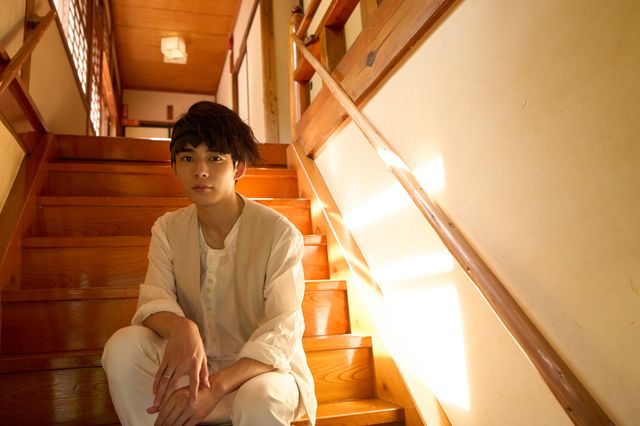 長尾謙杜がカメラ目線！『岸辺露伴　ルーヴルへ行く』メイキング＆オフショット15点（2枚目）