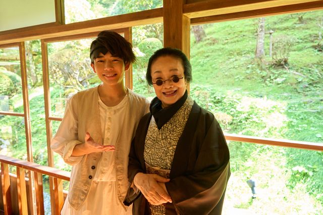 長尾謙杜がカメラ目線！『岸辺露伴　ルーヴルへ行く』メイキング＆オフショット15点（3枚目）