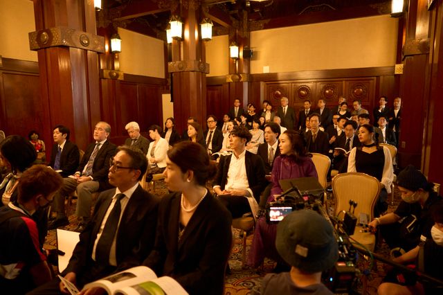 長尾謙杜がカメラ目線！『岸辺露伴　ルーヴルへ行く』メイキング＆オフショット15点（9枚目）