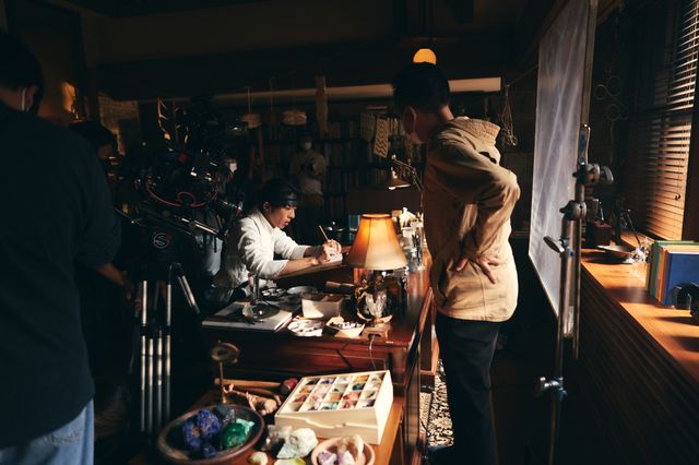 長尾謙杜がカメラ目線！『岸辺露伴　ルーヴルへ行く』メイキング＆オフショット15点（10枚目）