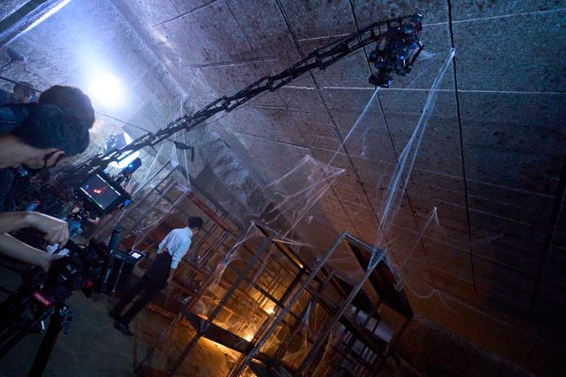 長尾謙杜がカメラ目線！『岸辺露伴　ルーヴルへ行く』メイキング＆オフショット15点（11枚目）