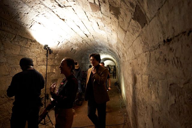 長尾謙杜がカメラ目線！『岸辺露伴　ルーヴルへ行く』メイキング＆オフショット15点（12枚目）