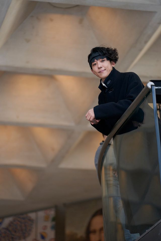 長尾謙杜がカメラ目線！『岸辺露伴　ルーヴルへ行く』メイキング＆オフショット15点（14枚目）