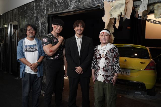 ぶっ壊れた場内入り口で城定秀夫監督、青木マッチョ、成宮寛貴、ニノ宮隆太郎