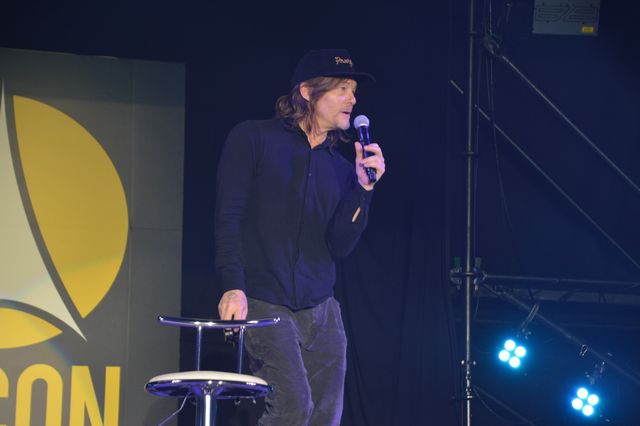 ノーマン・リーダス、写真撮りまくり！「大阪コミコン2024」セレブステージ（15枚目）