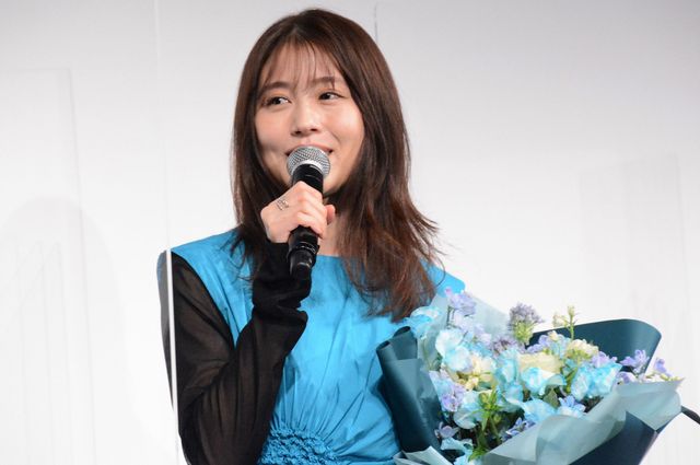 有村架純、花束プレゼントされ笑顔！『ちひろさん』完成披露舞台あいさつ：フォトギャラリー