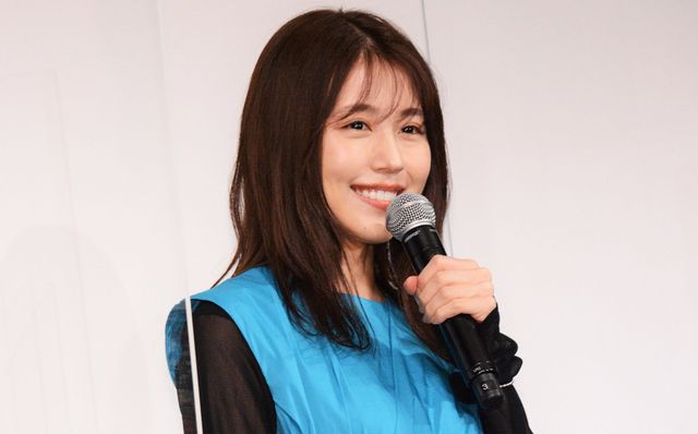 有村架純、花束プレゼントされ笑顔！『ちひろさん』完成披露舞台あいさつ（3枚目）