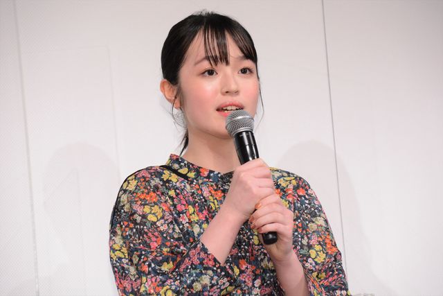 有村架純、花束プレゼントされ笑顔！『ちひろさん』完成披露舞台あいさつ（4枚目）