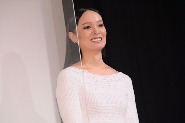 有村架純、花束プレゼントされ笑顔！『ちひろさん』完成披露舞台あいさつ（5枚目）