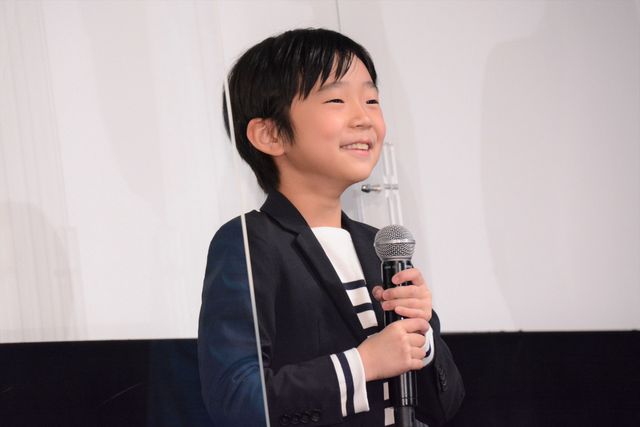 有村架純、花束プレゼントされ笑顔！『ちひろさん』完成披露舞台あいさつ（6枚目）