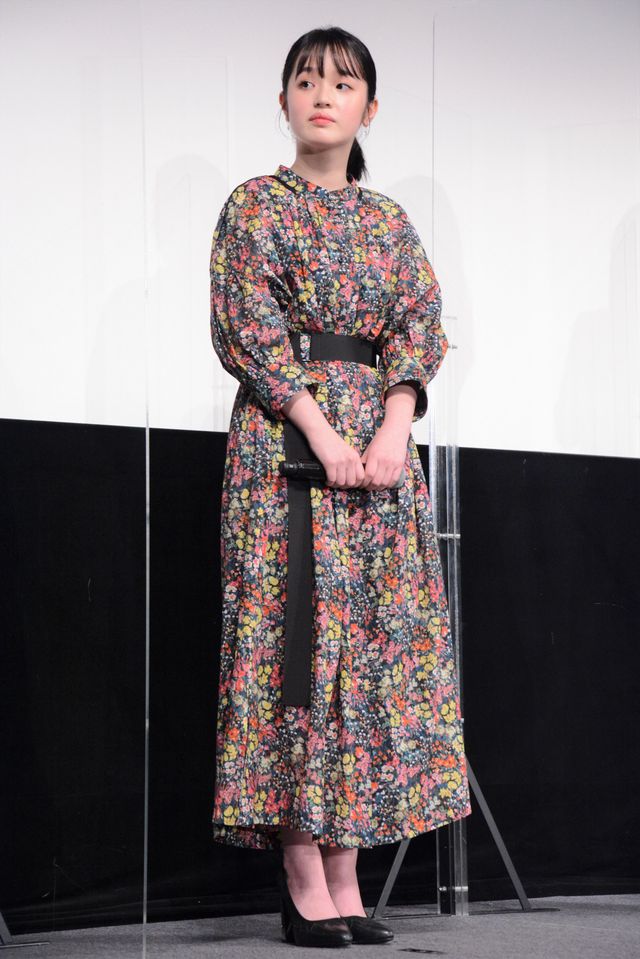 有村架純、花束プレゼントされ笑顔！『ちひろさん』完成披露舞台あいさつ（9枚目）