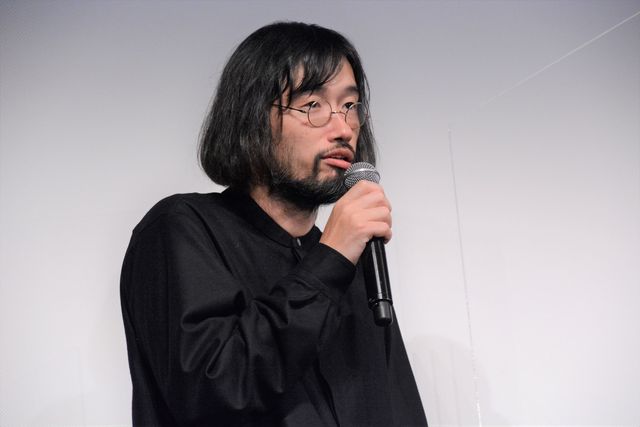 有村架純、花束プレゼントされ笑顔！『ちひろさん』完成披露舞台あいさつ（10枚目）