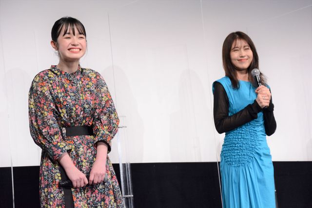有村架純、花束プレゼントされ笑顔！『ちひろさん』完成披露舞台あいさつ（11枚目）