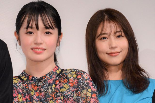 有村架純、花束プレゼントされ笑顔！『ちひろさん』完成披露舞台あいさつ（12枚目）