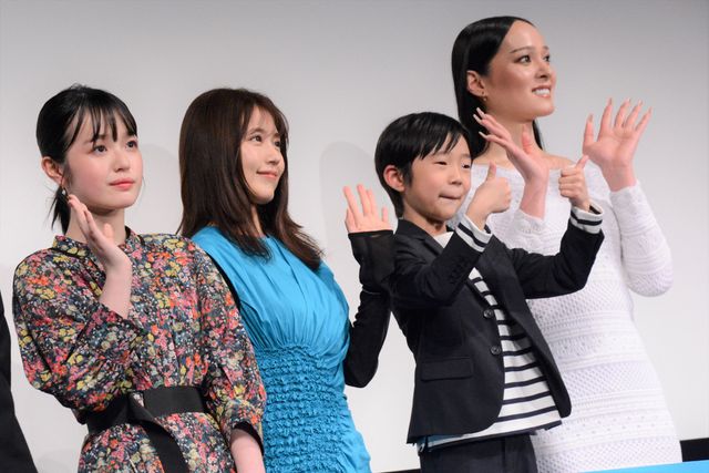 有村架純、花束プレゼントされ笑顔！『ちひろさん』完成披露舞台あいさつ（14枚目）