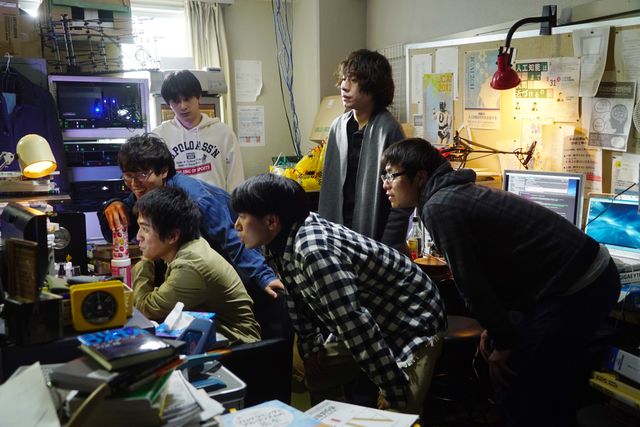 吉沢亮、増量の『AWAKE』新場面写真　猫背＆メガネ姿でAI将棋に挑む（2枚目）