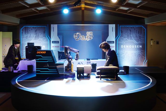 吉沢亮、増量の『AWAKE』新場面写真　猫背＆メガネ姿でAI将棋に挑む（4枚目）