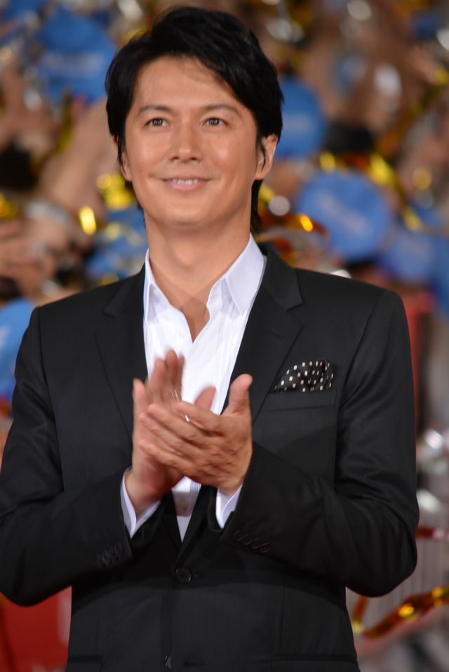 カンヌで男泣きの福山雅治、日本のレッドカーペットでは爽やかな笑顔！　画像ギャラリー（4枚目）