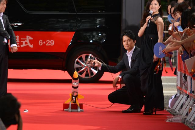 カンヌで男泣きの福山雅治、日本のレッドカーペットでは爽やかな笑顔！　画像ギャラリー（9枚目）