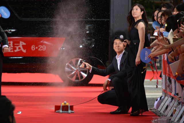 カンヌで男泣きの福山雅治、日本のレッドカーペットでは爽やかな笑顔！　画像ギャラリー（10枚目）