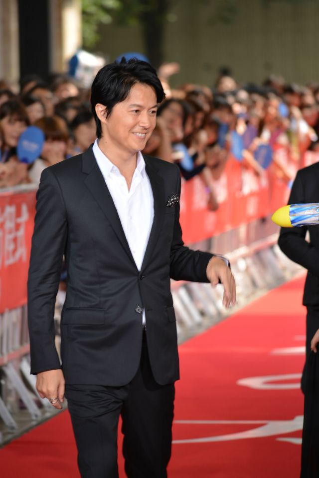 カンヌで男泣きの福山雅治、日本のレッドカーペットでは爽やかな笑顔！　画像ギャラリー（15枚目）