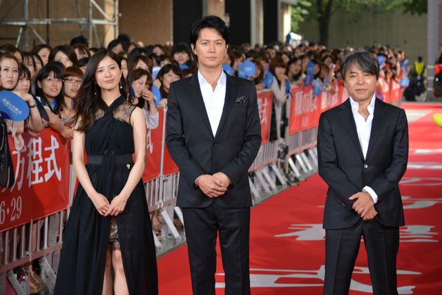 カンヌで男泣きの福山雅治、日本のレッドカーペットでは爽やかな笑顔！　画像ギャラリー（17枚目）