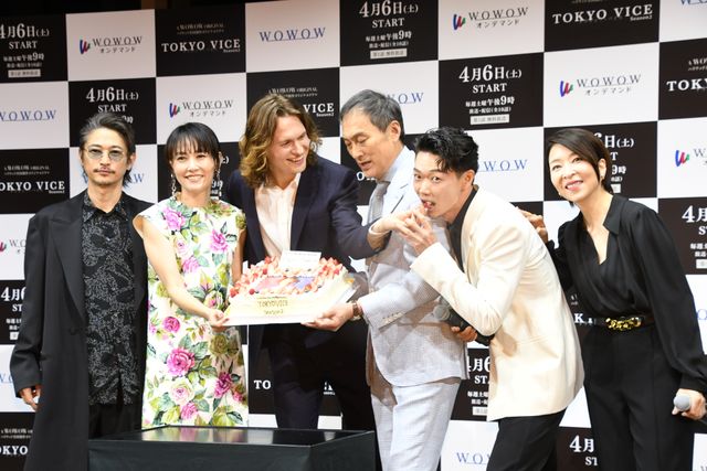 30歳になったアンセル・エルゴートに誕生日サプライズ！「TOKYO VICE Season2」舞台あいさつ：フォトギャラリー