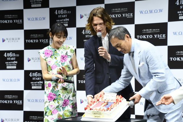 30歳になったアンセル・エルゴートに誕生日サプライズ！「TOKYO VICE Season2」舞台あいさつ（2枚目）