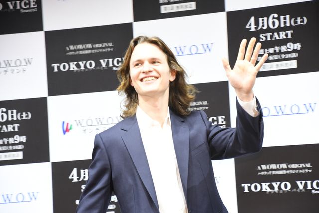 30歳になったアンセル・エルゴートに誕生日サプライズ！「TOKYO VICE Season2」舞台あいさつ（4枚目）