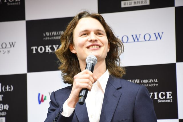 30歳になったアンセル・エルゴートに誕生日サプライズ！「TOKYO VICE Season2」舞台あいさつ（8枚目）