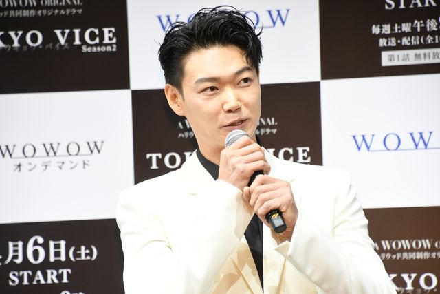 30歳になったアンセル・エルゴートに誕生日サプライズ！「TOKYO VICE Season2」舞台あいさつ（14枚目）
