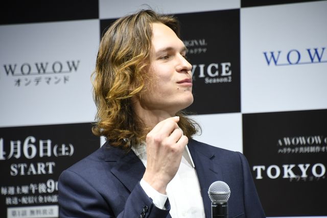 30歳になったアンセル・エルゴートに誕生日サプライズ！「TOKYO VICE Season2」舞台あいさつ（21枚目）